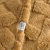 Deken teddy reliëf met visgraatmotief K167-03